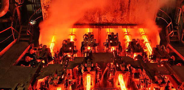 Abbildung einer Stahlwerksanlage mit glühenden Metallsträngen